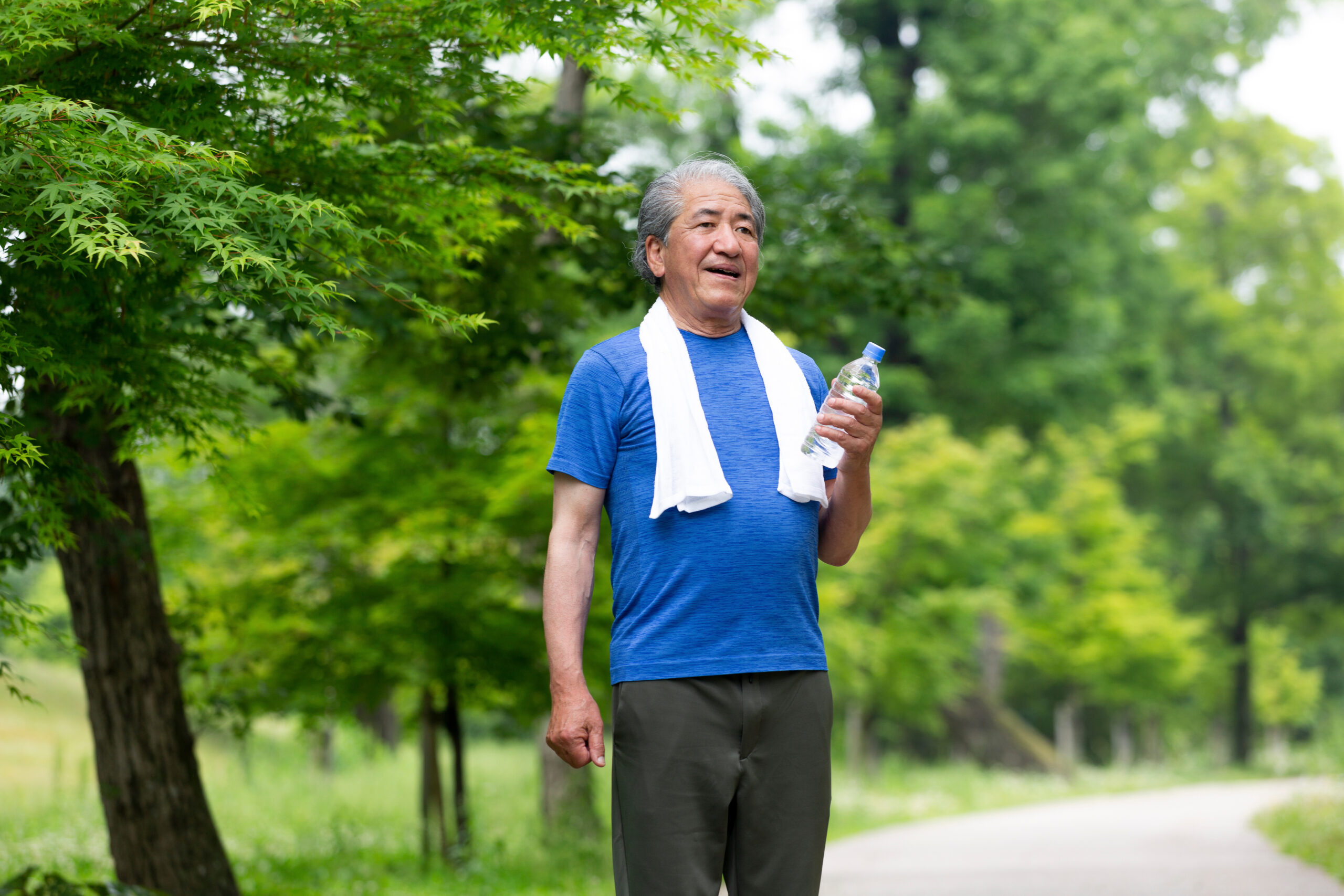 ウォーキングをする男性