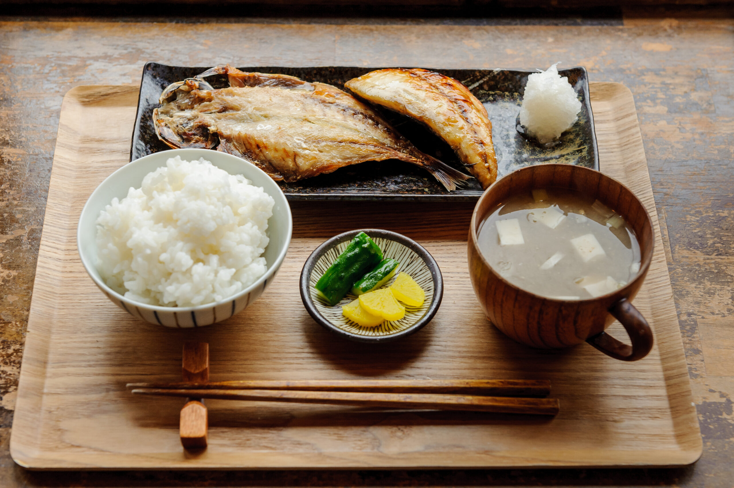 日本の朝食（焼魚定食）　ごはん　味噌汁　焼き魚　漬物　　